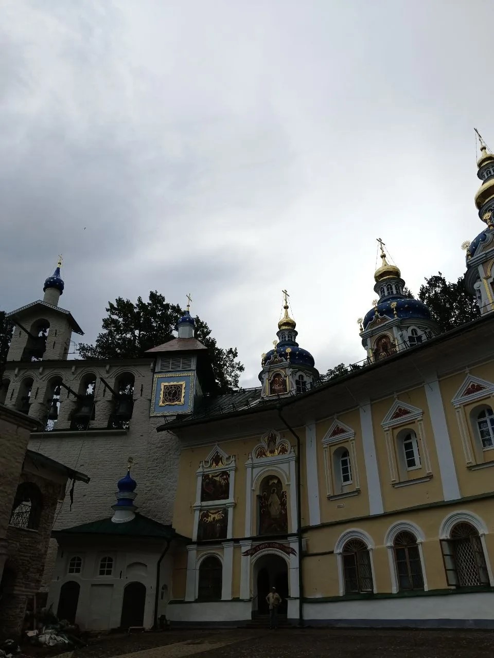 Экскурсия по Псково-Печерскому монастырю и Изборской крепости